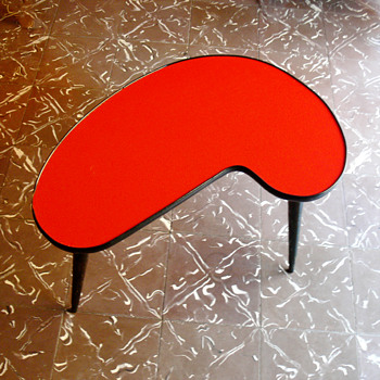 Kidney shaped tabe. Italy, 1950s. - Furniture