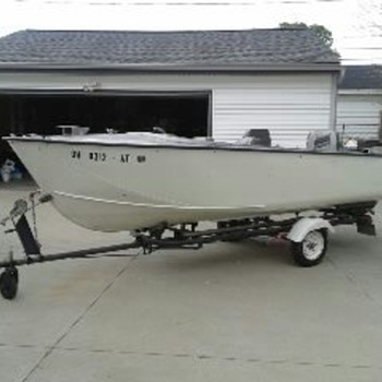 Boat a 1958 Crestliner, 17' Flying Crest with Gator trailer with 1962 Evinrude Lark IV - Fishing
