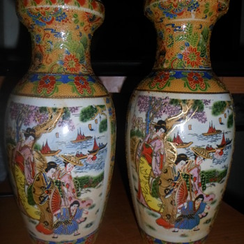 A pair of Japanese vases - Asian