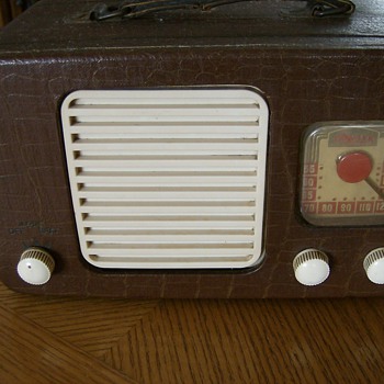 LATE 40S TRAVLER TUBE RADIO - Radios