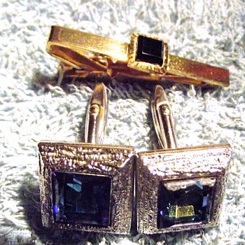 1966-1968 mens tie pin and cuflinks.