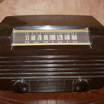 1945 Bakelite Radiola Tube Radio - Radios