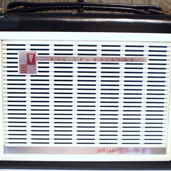 1961 General Electric Model P-795E Transistor Radio