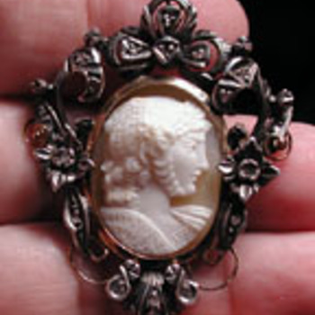 Rare WW2 cameo of D day victory dated 1945 with diamonds - Fine Jewelry