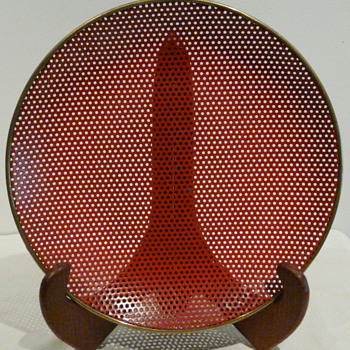 PERFORATED METAL PLATE/BOWL GOLD RIM