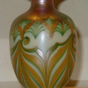 QUEZAL ART GLASS VASE, circa 1910
