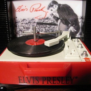 Elvis Christmas ornament -- Plays Dont be cruel - Christmas