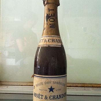 Old Moet and Chandon full!!! - Bottles