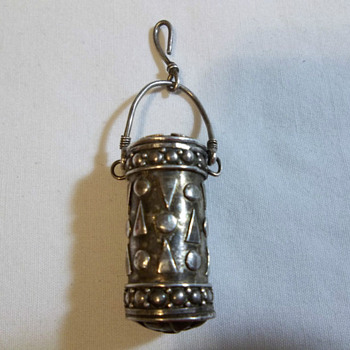 ANTIQUE STERLING SILVER SNUFF CONTAINER WITH SPOON / RARE - Silver