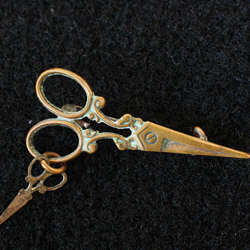 Super sweet novelty sewing scissors brooch - Costume Jewelry