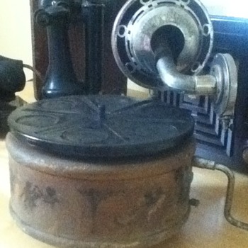 1930s Children's Gramophone - Electronics