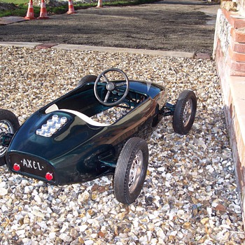 someone can help me to identify this car?