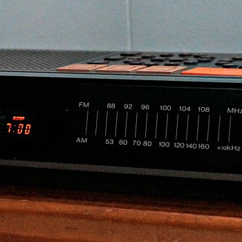Toshiba RC-K1 FM/AM 2Band Alarm Clock Radio - Clocks