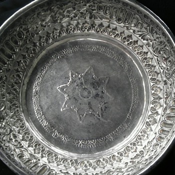 unidentified silver bowl with.8 pointed star and faces - Sterling Silver