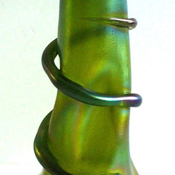 RINDSKOPF GREEN GLATT SERPENT VASE. - Art Glass