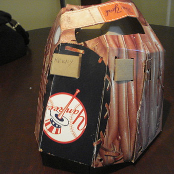 Promotional cardboard Yankees mitt with layout poster - Baseball