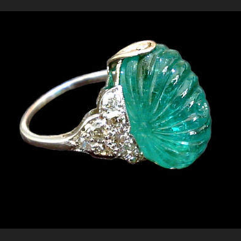 Carved emerald, diamond and platinum ring - Fine Jewelry