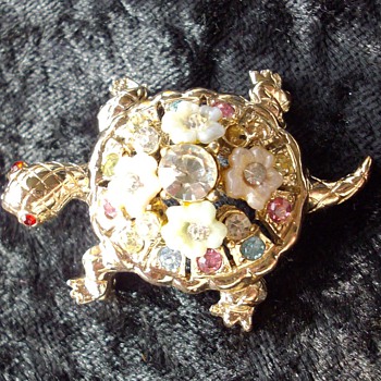 Turtle brooches & an owl brooch.