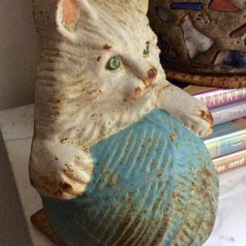 Antique (?) Door Stop -- Kitty With Ball of Yarn - Animals