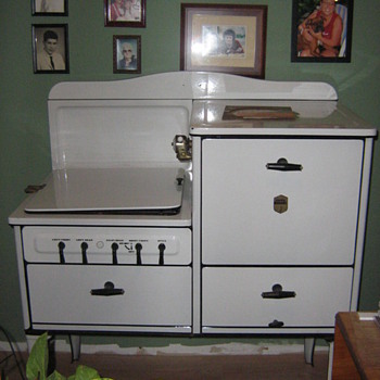 Estate Stove Co Model HA4062TRW3 - Kitchen