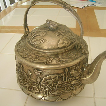 Can anyone help identifying this teapot tea kettle