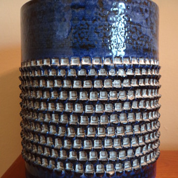 UNKNOWN MARKERS MARK ON MID CENTURY MODERN POTTERY VASE  - Art Pottery