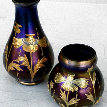 Two Lötz vases Rubin Matt Iris with decor 1/580, 1900. - Art Glass