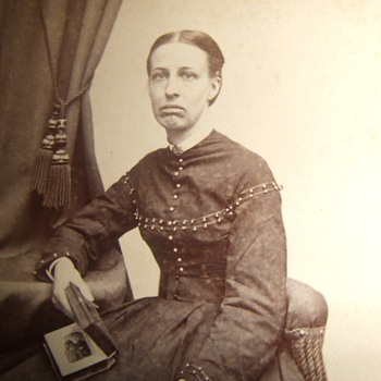 Mourning woman shows CDV in an album - Photographs