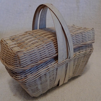 Minature Straw Basket with Lid ~ maybe New England - Sewing