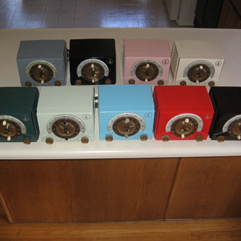 1953 Plastic Emerson Tube Clock Radio Model 724-B