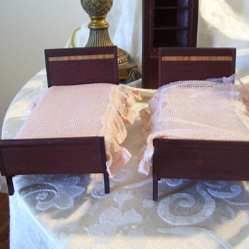 Can anyone help me identify this dollhouse furniture?  Thanks much!