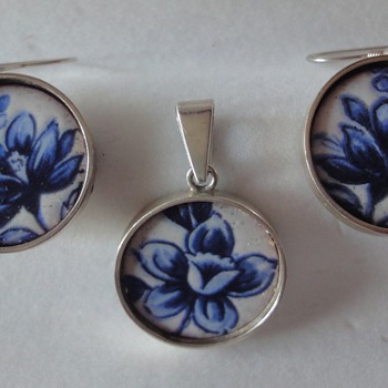 Demi parure made of enameled Vict. buttons; pendant and earrings 