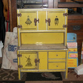 Childs toy cabinet? Any Ideas?