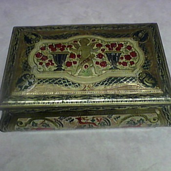 VINTAGE TIN CONTAINER - Animals