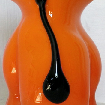 'PUFFY' KRALIK TANGO VASE - Art Glass