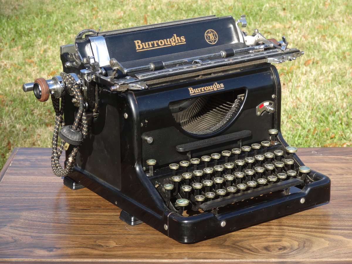 Typewriter paper carriage