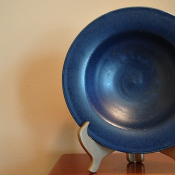 COMMERICAL STUDIO POTTERY /CAN'T READ SIGNATURE - Art Pottery