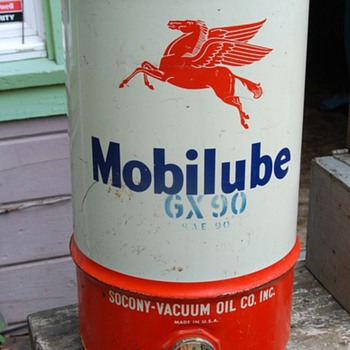 large Mobilube GX90 can - Socony-Vacuum Oil Co. Inc. - Petroliana