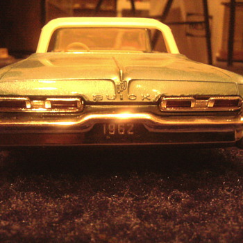I love to buy well made annual 1/25 scale models...50's & 60's versions only. - Model Cars
