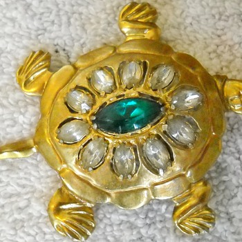VINTAGE TURTLE BROOCH WITH RHINESTONES