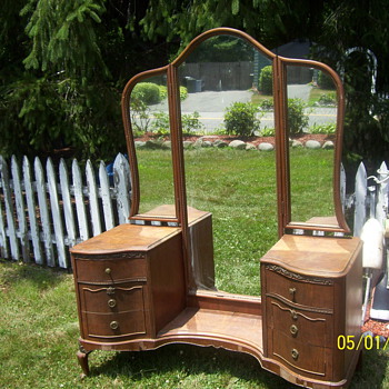 ANTIQUE MIRRORED BUREAU ?