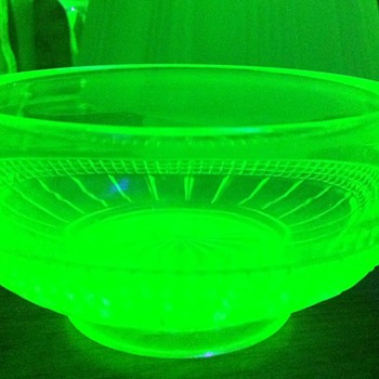 Small Vaseline glass bowl - Glassware