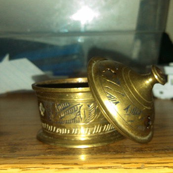 small  ash or cosmetic container