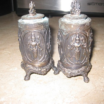 Salt/Pepper shakers with sort of Geisha?