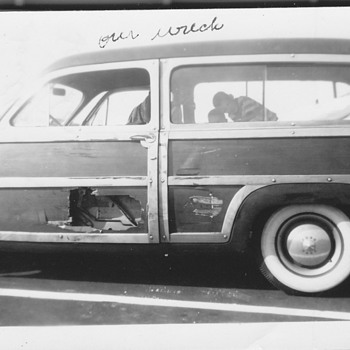 Beautiful old car and the accident . I love this old car .