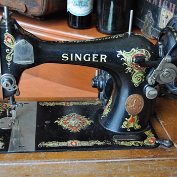 Singer Sewing Machine and Case