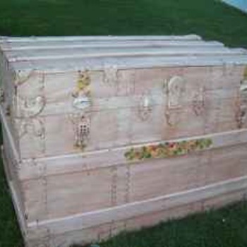 Steamer trunk made in Peoria,Illinois - Furniture