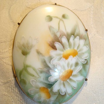 This brooch reminds me of summertime!
