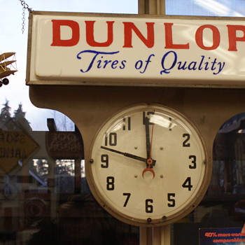 Dunlop tire sign