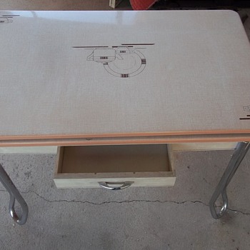 40'S 50'S PORCELAIN DROP LEAF TABLE AND CHAIRS - Furniture